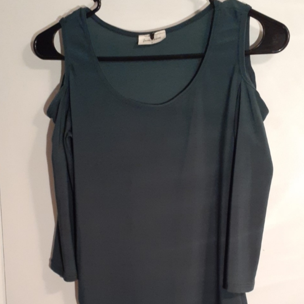 Free kisses size Small off the shoulder shirt